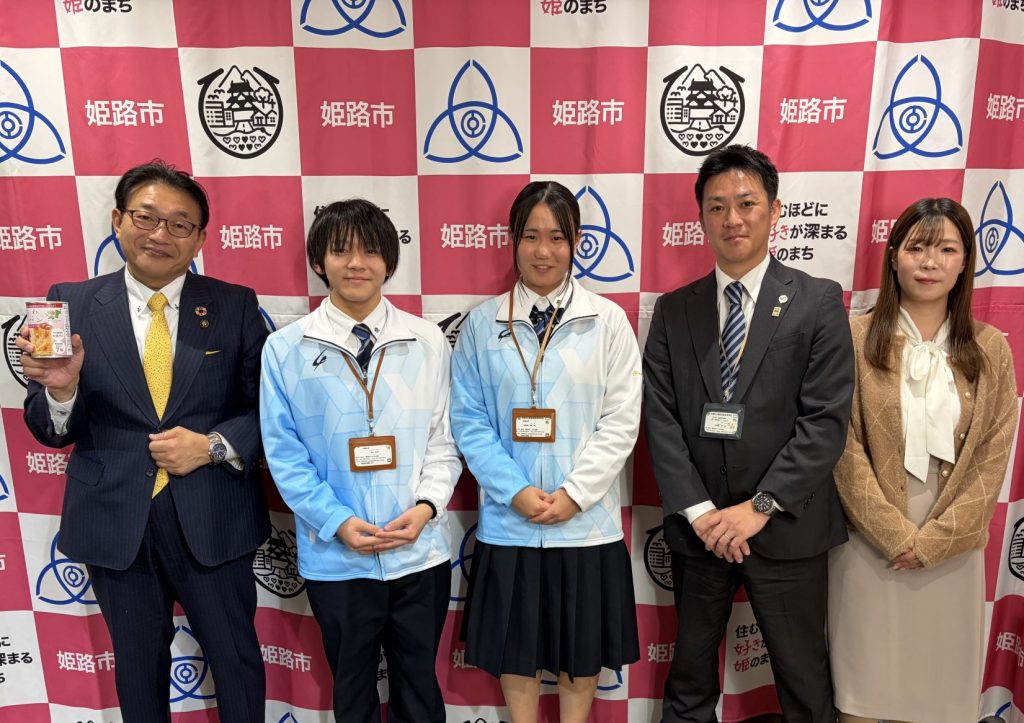 （左から）パーソナリティの清元秀泰姫路市長　部員の西本良太郎さん　部員の相馬優心さん　顧問の北川欽一さん　ナビゲーターの洲崎春花